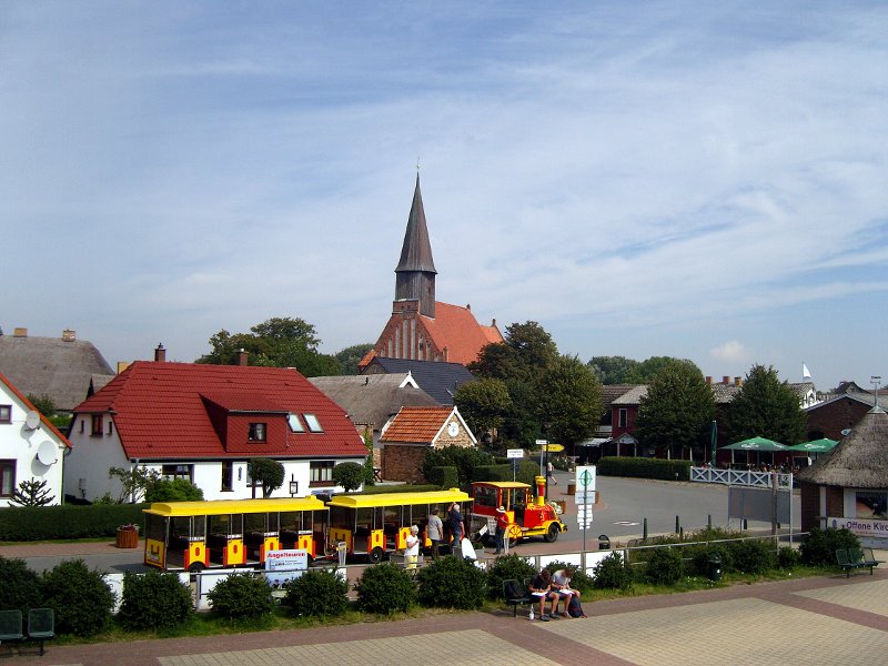 Schaprode mit der Johanneskirche vom Hafen aus gesehen